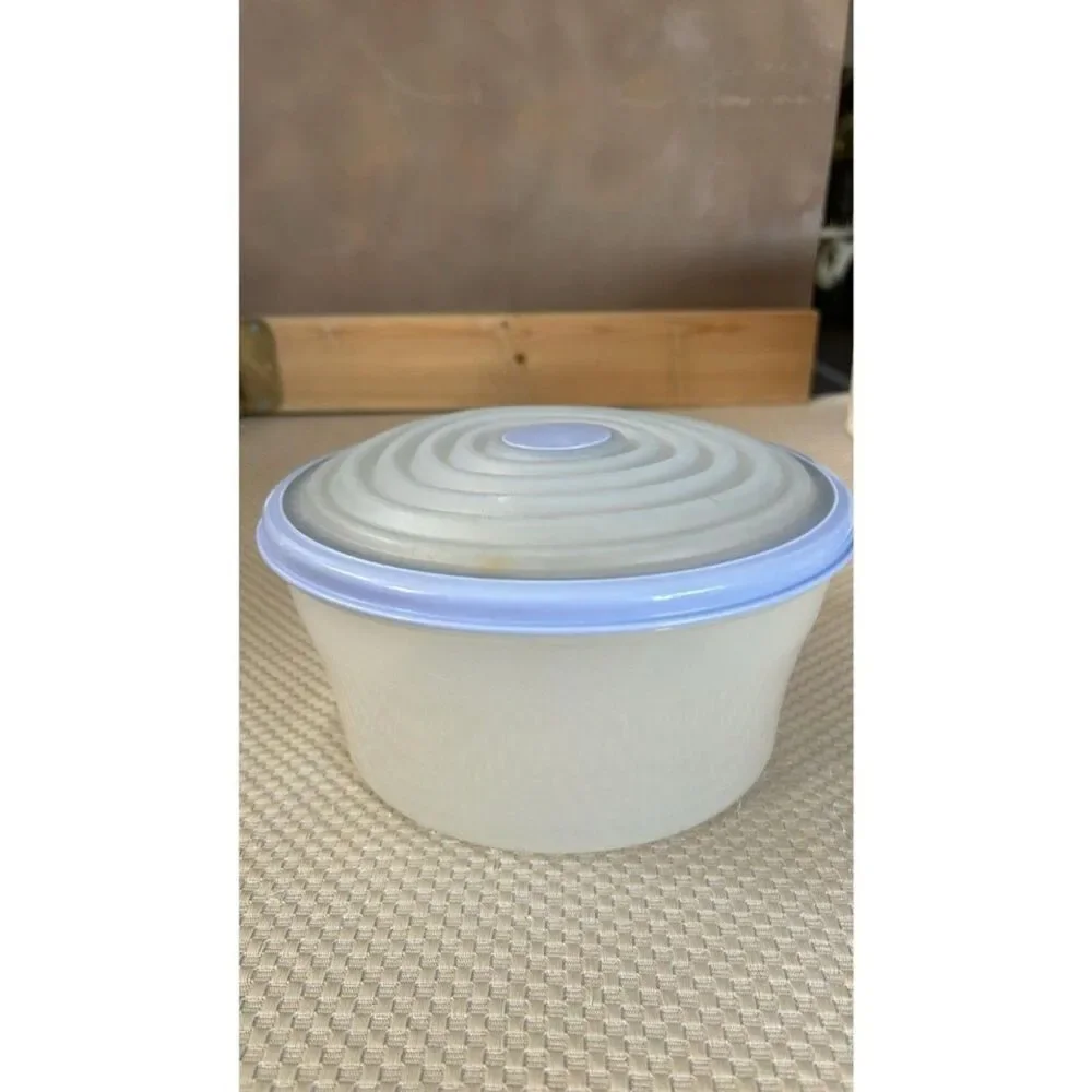 Tupperware Stuffable Bowl Large Deep Round 8 Cups  Light Blue  Round Lid